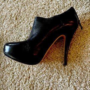 Size 8 Vince Camuto platform leather boots.